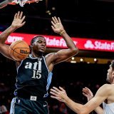 Clint Capela (15) au dunk devant Santi Aldama. KEYSTONE/EPA/ERIK S. LESSER